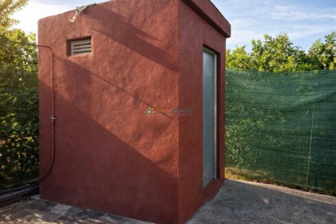 Cobertizo de utilidad al atardecer