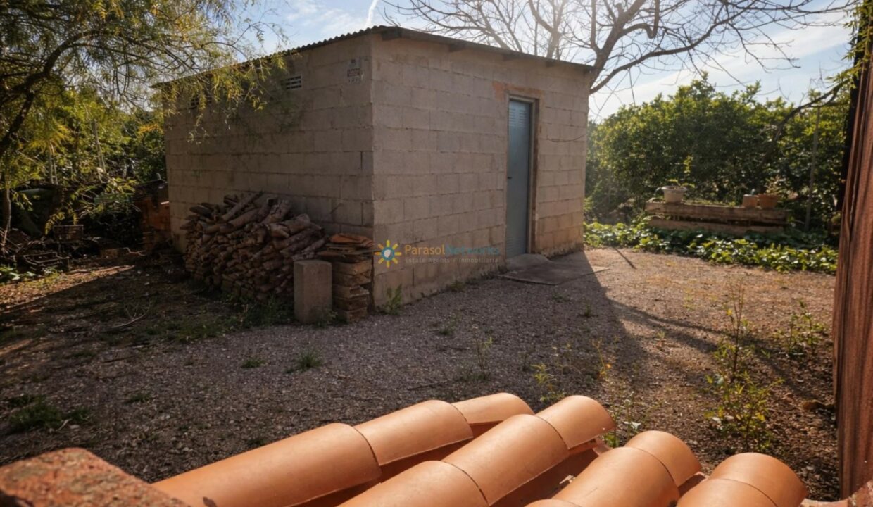 Cobertizo rural y leña apilada