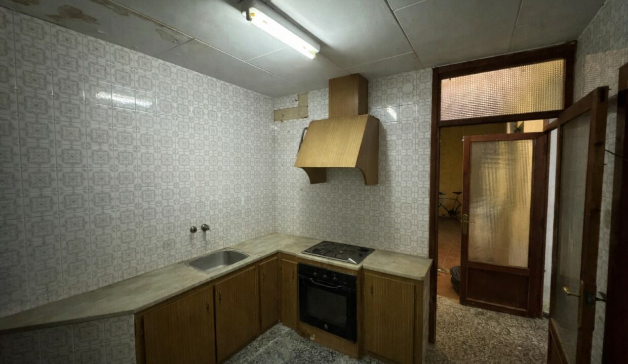 Cocina antigua con luz tenue