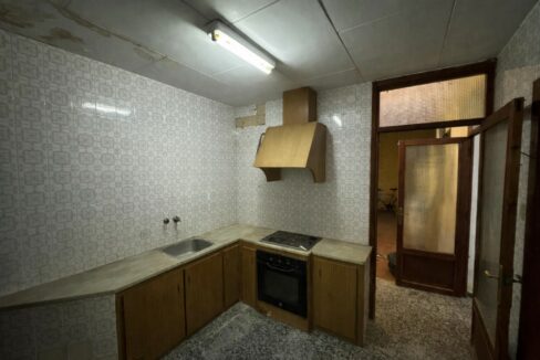 Cocina antigua con luz tenue