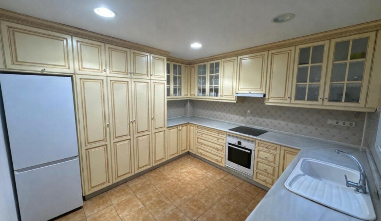 Cocina clásica de tonos crema para hogar