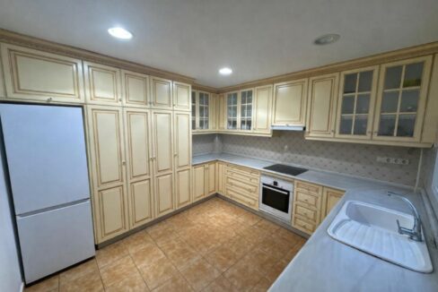 Cocina clásica de tonos crema para hogar