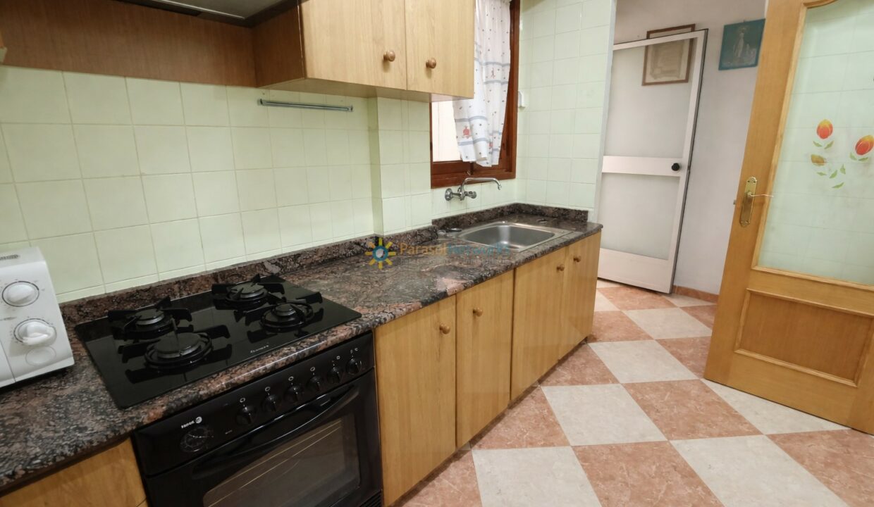 Cocina con detalles en madera y granito