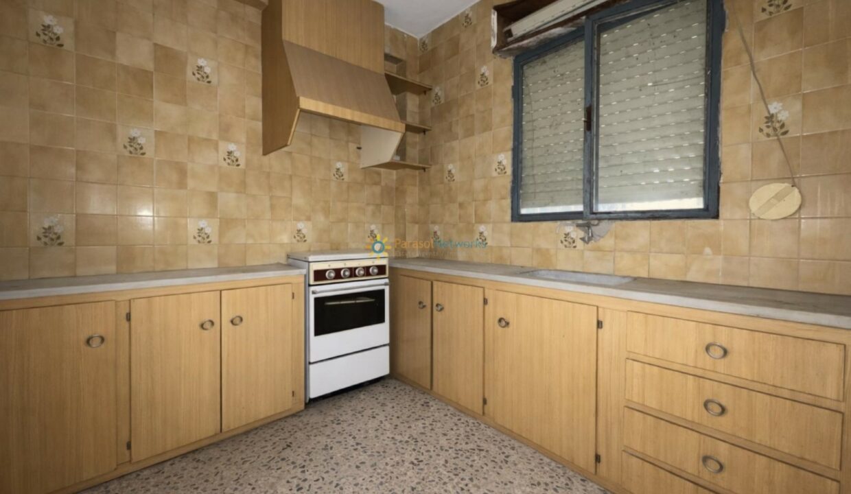 Cocina con tonos cálidos y madera clara