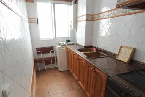 Cocina estrecha y luminosa