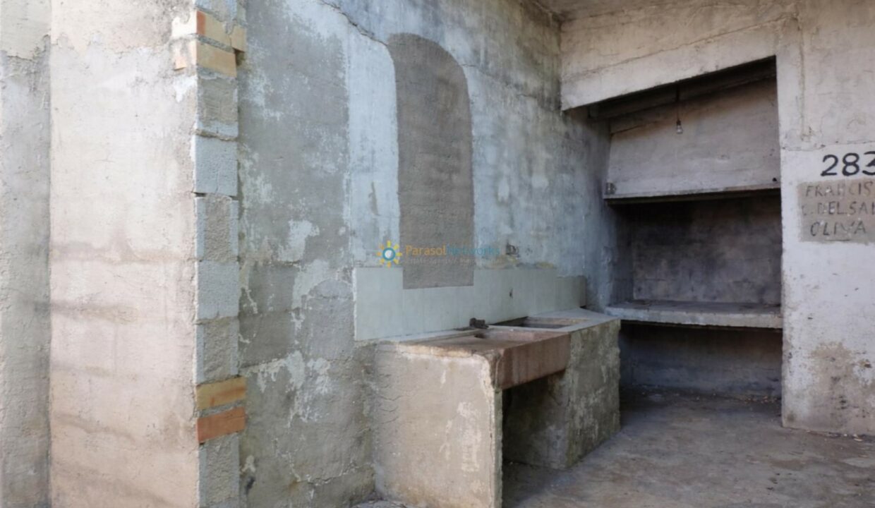 Cocina exterior abandonada y limpia