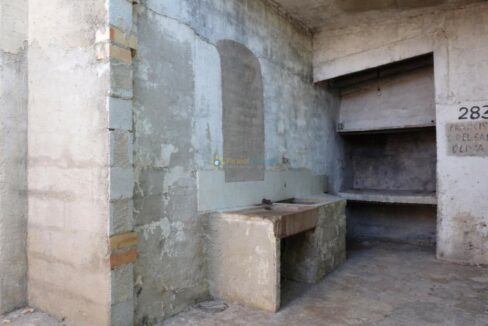 Cocina exterior abandonada y limpia