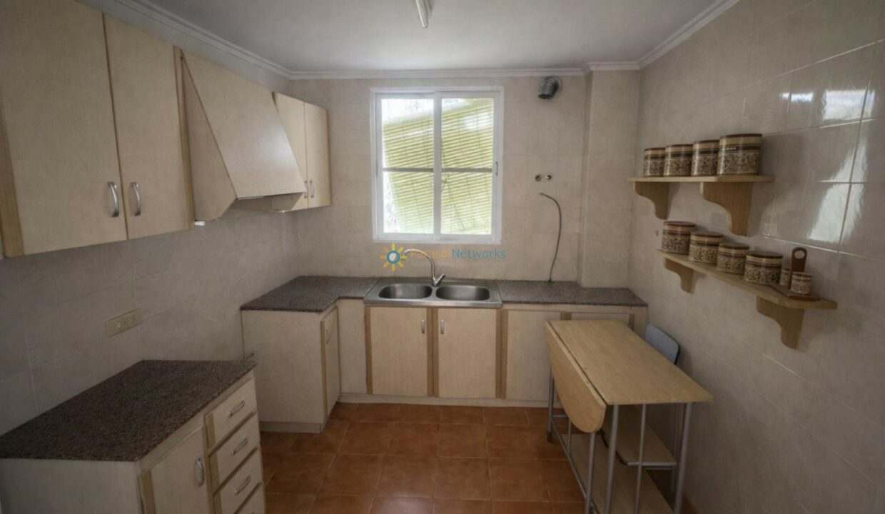 Cocina luminosa con detalles de madera