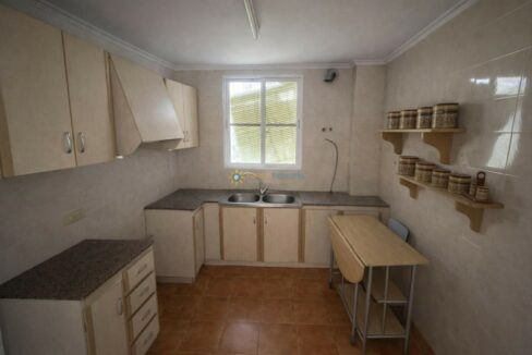 Cocina luminosa con detalles de madera