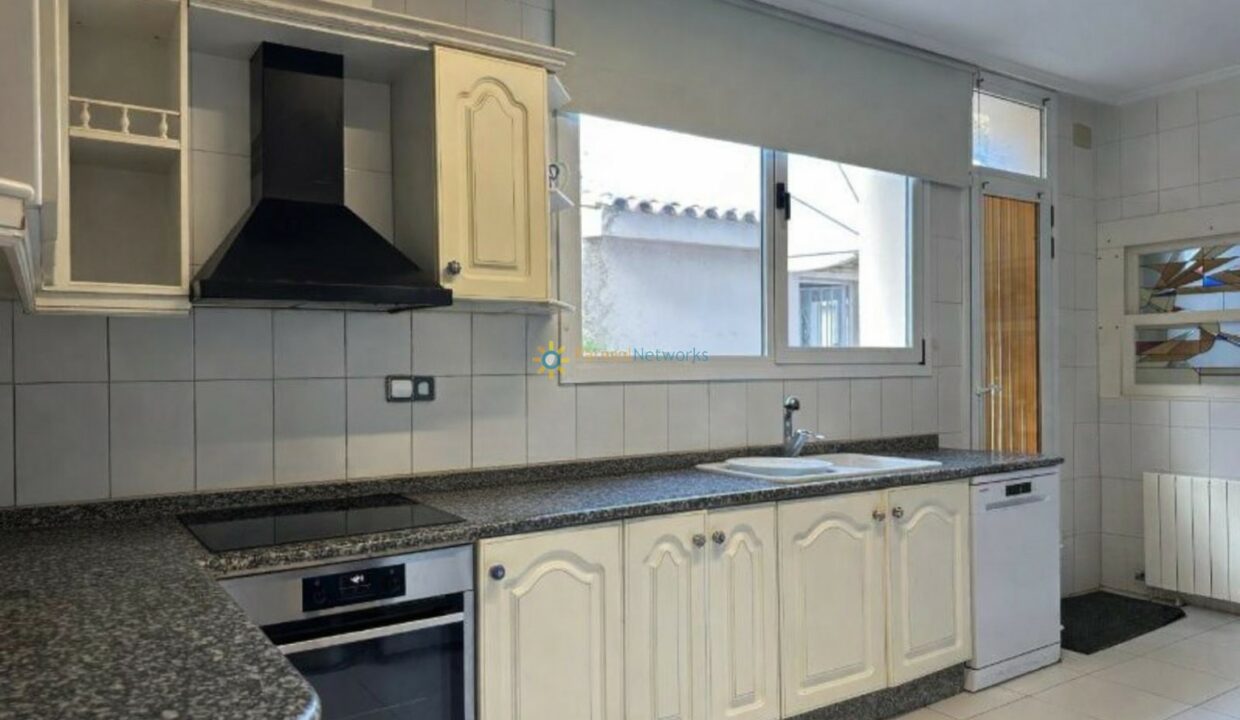 Cocina luminosa con detalles modernos