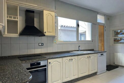 Cocina luminosa con detalles modernos