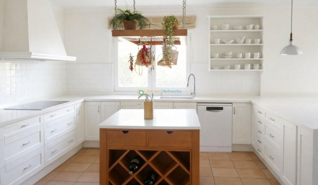 Cocina luminosa con toques naturales