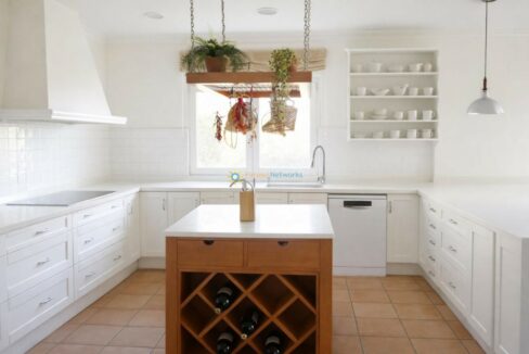 Cocina luminosa con toques naturales