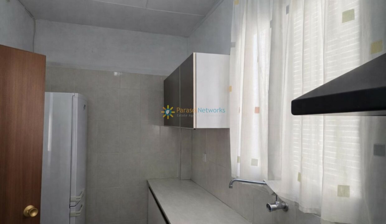 Cocina luminosa y ordenada