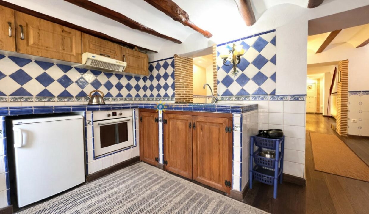 Cocina mediterránea con detalles rústicos