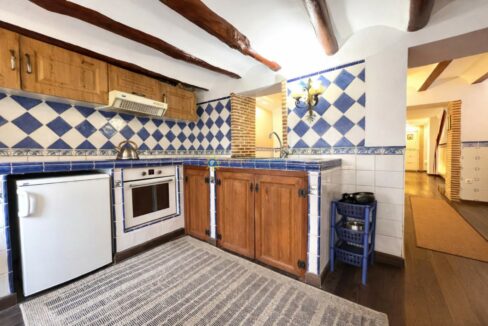 Cocina mediterránea con detalles rústicos