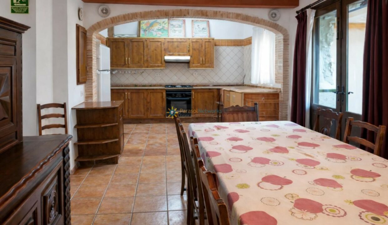 Cocina mediterránea con mesas y arcos