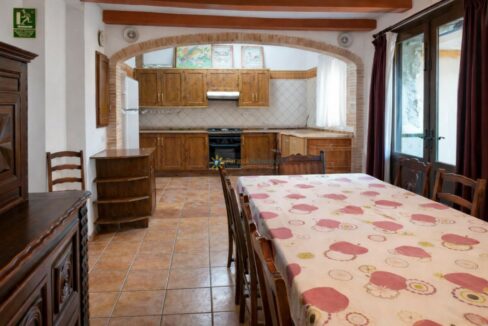 Cocina mediterránea con mesas y arcos