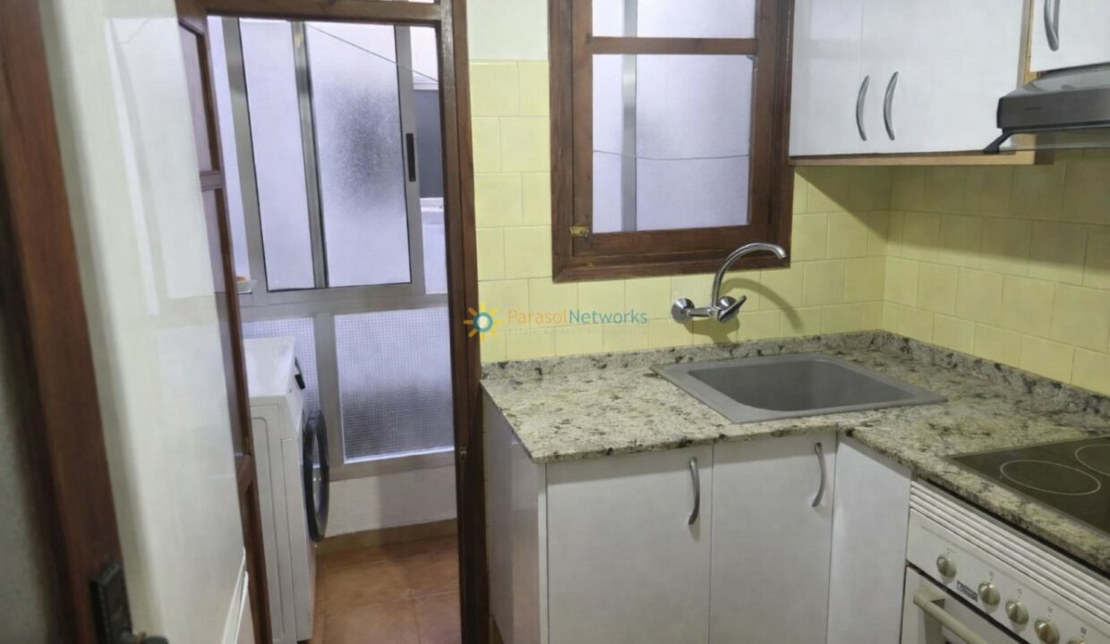 Cocina moderna con acceso al lavadero