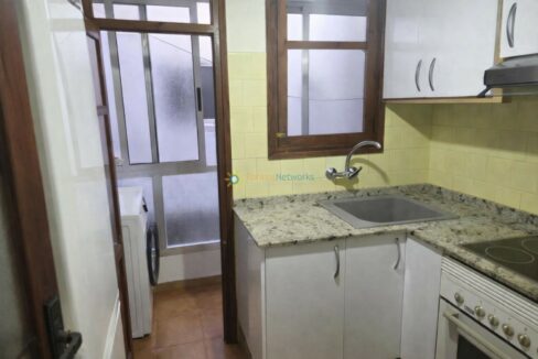 Cocina moderna con acceso al lavadero