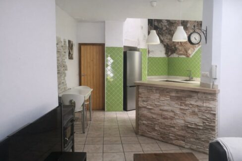 Cocina moderna con barra de piedra