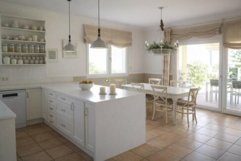 Cocina moderna con comedor luminoso