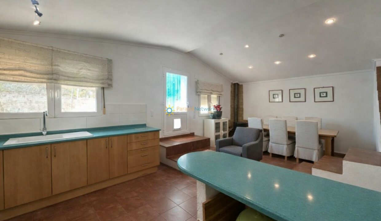 Cocina moderna con comedor y luz natural