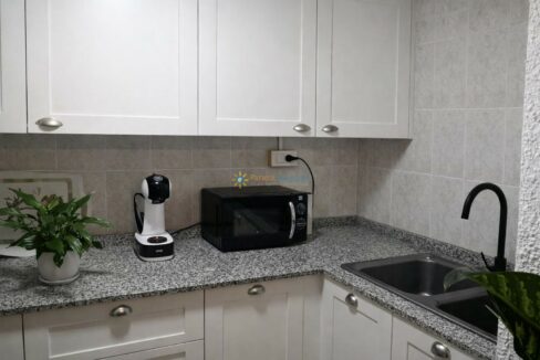 Cocina moderna con detalles elegantes(1)