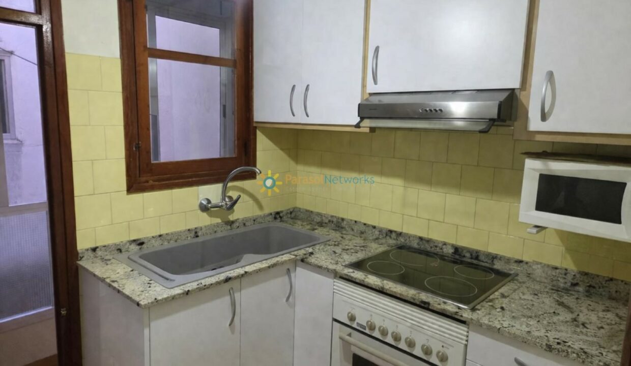 Cocina moderna con detalles luminosos