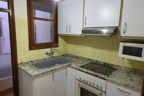 Cocina moderna con detalles luminosos