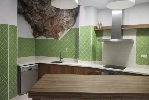 Cocina moderna con formación rocosa natural