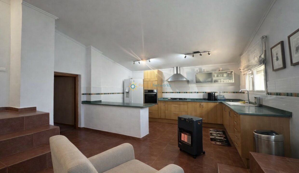 Cocina moderna con sillón y calefactor