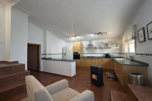 Cocina moderna con sillón y calefactor