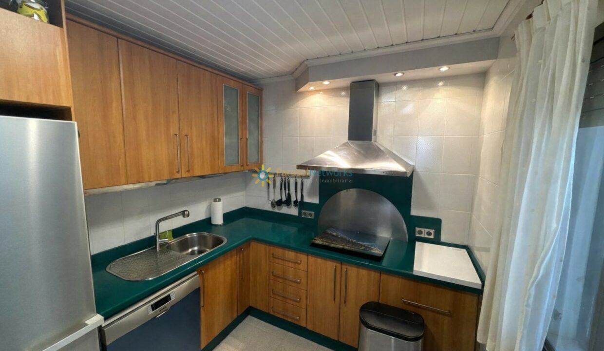 Cocina moderna con tonos cálidos y verdes