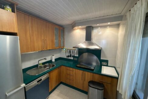 Cocina moderna con tonos cálidos y verdes