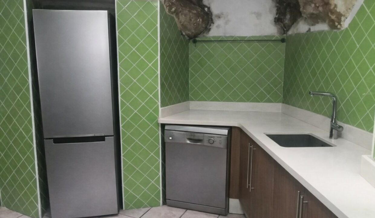 Cocina moderna en cueva rústica