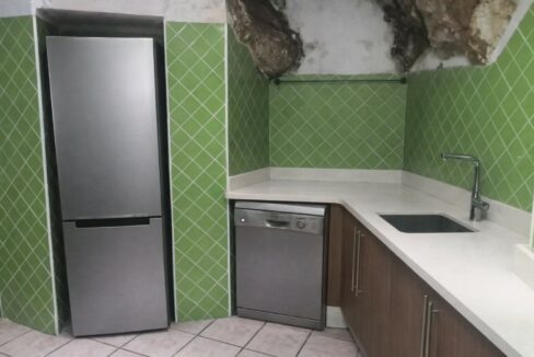 Cocina moderna en cueva rústica