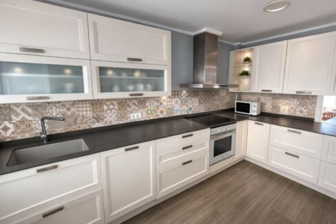 Cocina moderna luminosa y minimalista