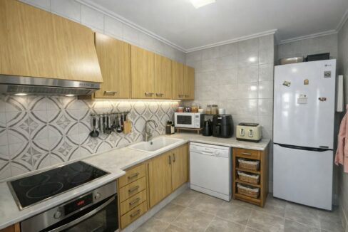 Cocina moderna y elegante en tonos claros