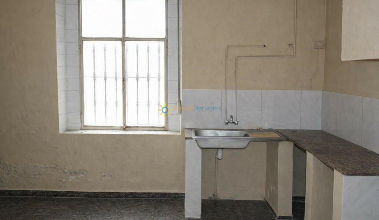 Cocina modesta y luminosa