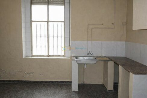 Cocina modesta y luminosa