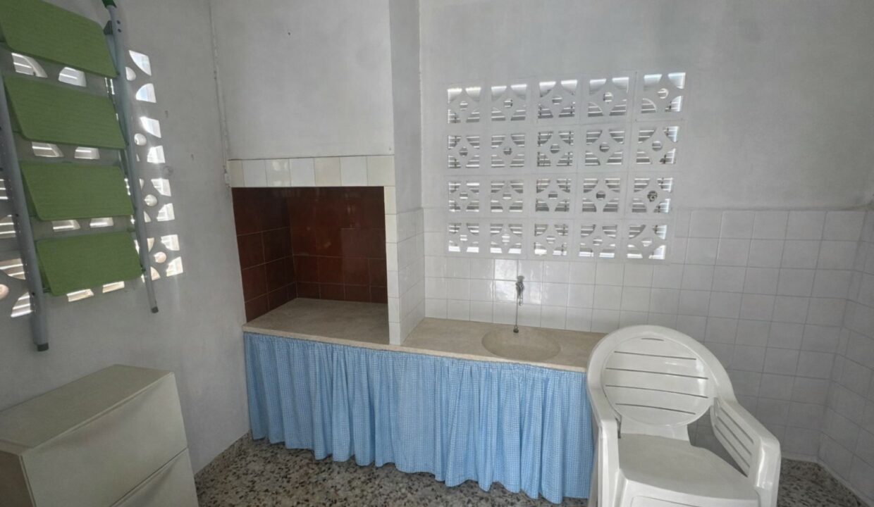 Cocina ordenada con detalles vintage