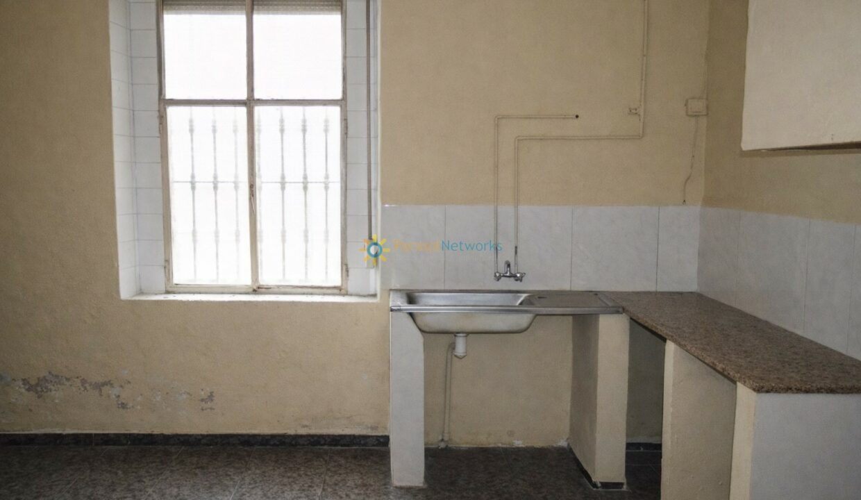 Cocina pequeña con luz natural