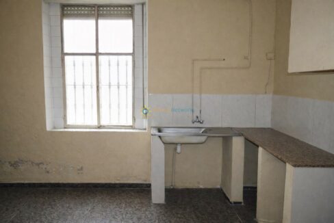 Cocina pequeña con luz natural