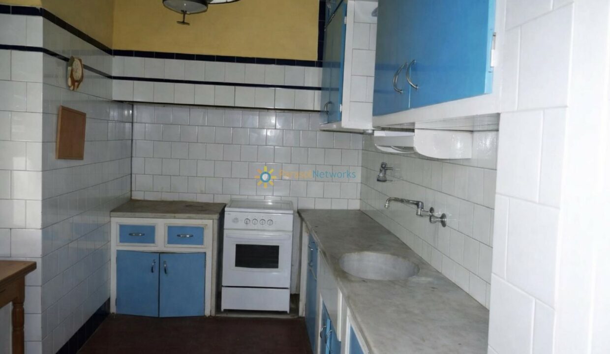 Cocina retro con azulejos azules y blancos
