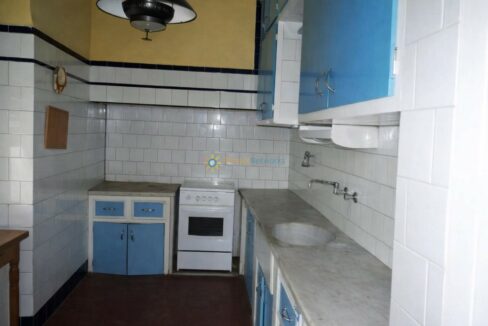 Cocina retro con azulejos azules y blancos