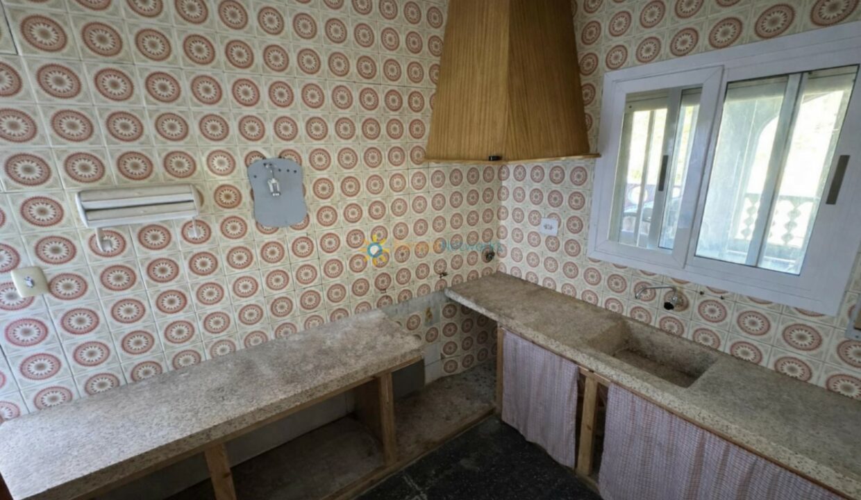 Cocina retro con azulejos y ventanal