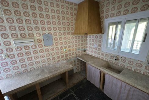 Cocina retro con azulejos y ventanal