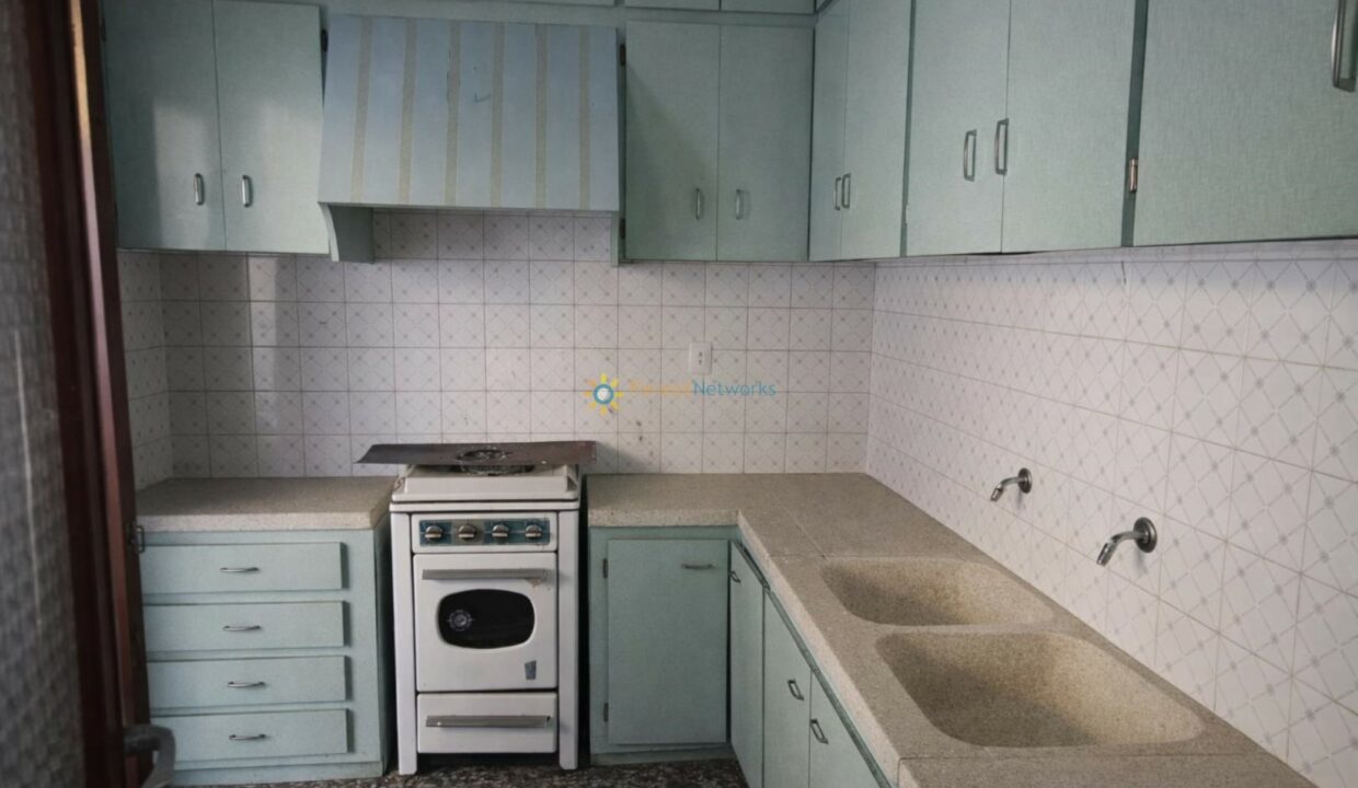 Cocina retro con verde menta y detalles blancos