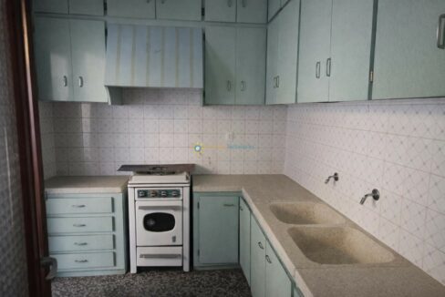 Cocina retro con verde menta y detalles blancos